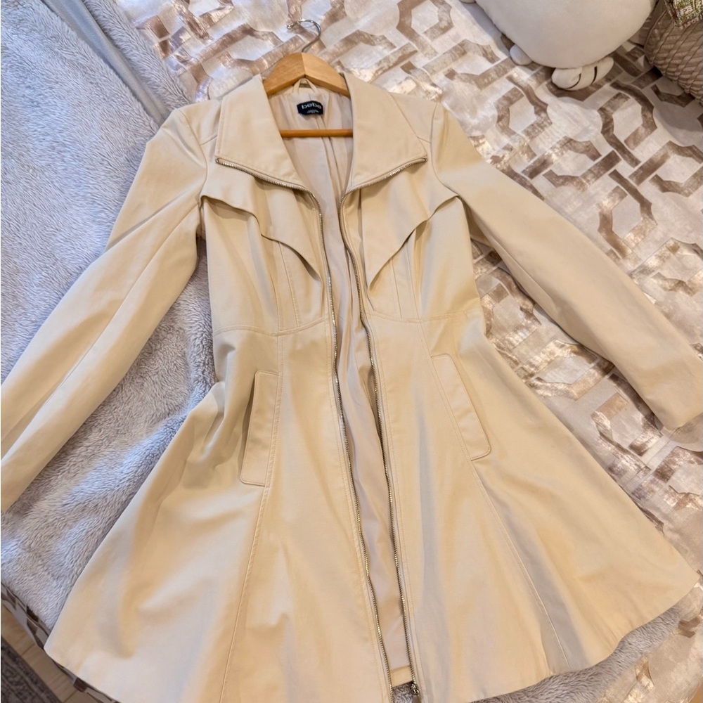 Bebe Cream Trench Coat with Classic Collar and Feminine Silhouette